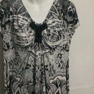 Black and White Printed V-Neck Top with Beaded Accent Size 1 X